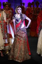 Soha Ali Khan walk the ramp for Vikram Phadnis show at Aamby Valley India Bridal Fashion Week 2012 Day 5 in Mumbai on 16th Sept 2012 (186).JPG